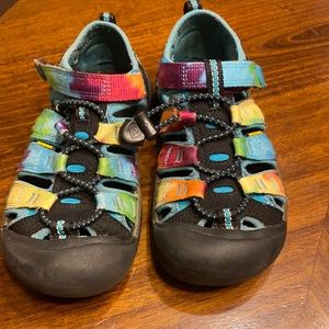 Rainbow Tie Dye Keen Newport H2 boys sandals.